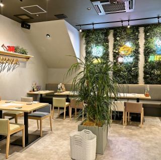 【開放的な空間】テーブル席はお客様のご利用に合わせてご用意いたします♪お友達とのお食事、デート、宴会など様々なシーンにご利用いただけます。開放的なスペースに明るい照明でお食事の場も盛り上がること間違いなし！