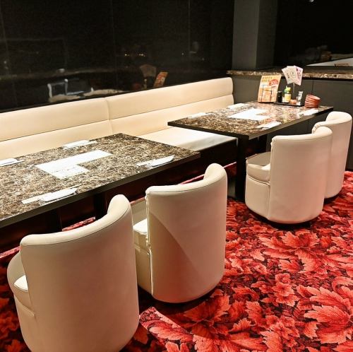 【ふわふわソファと赤いじゅうたん】奥の個室には、雰囲気ががらりと変わったお部屋がお出迎え♪貸切のご利用もご相談ください。