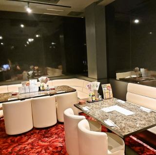 【秘密のお部屋でしっぽり】ふわふわのドアを開けるとディープなソファ席が…♪最大20名ほどまでご利用いただけます♪