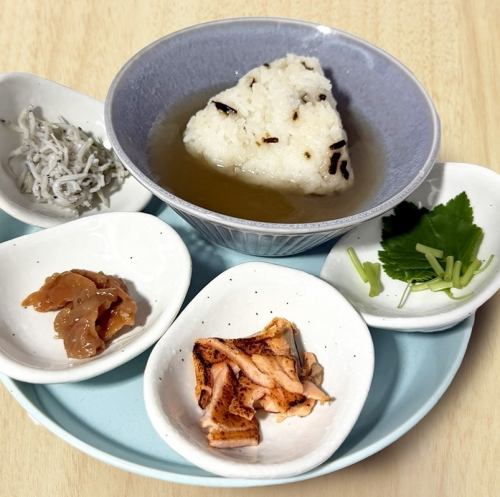 出汁茶漬けおにぎり(梅/鮭/しらす)