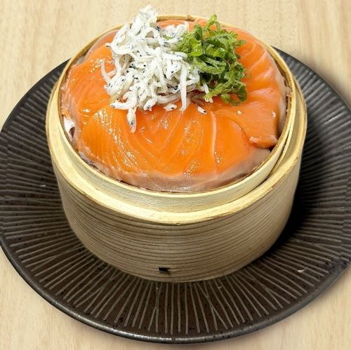 サーモンとしらすのせいろ飯