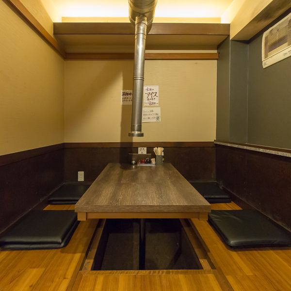 【深夜も営業中！】深夜まで営業しており、最大20名様まで収容可能な掘りごたつ席をご用意しております。各テーブルは4人～6人でのご利用が可能なので、少人数の飲み会から大規模な歓迎会や送別会まで、幅広いシーンに対応いたします。温かみのある掘りごたつ席は、リラックスした雰囲気の中で楽しむことができます！