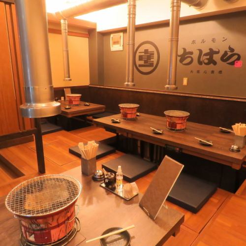 広々としたテーブル席は、家族や友人との楽しい時間を過ごすのにぴったり！柔らかな照明が心地よい雰囲気を演出し、リラックスした空間で気軽に盛り上がること間違いなし◎テーブル席は広さにも余裕があり、食材を自由に並べて楽しむことができるため、特別な料理やお気に入りのメニューを思う存分堪能できます。