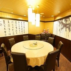Private room round table with partitions.Year-end party / New Year party / Welcome party / Pick-up party