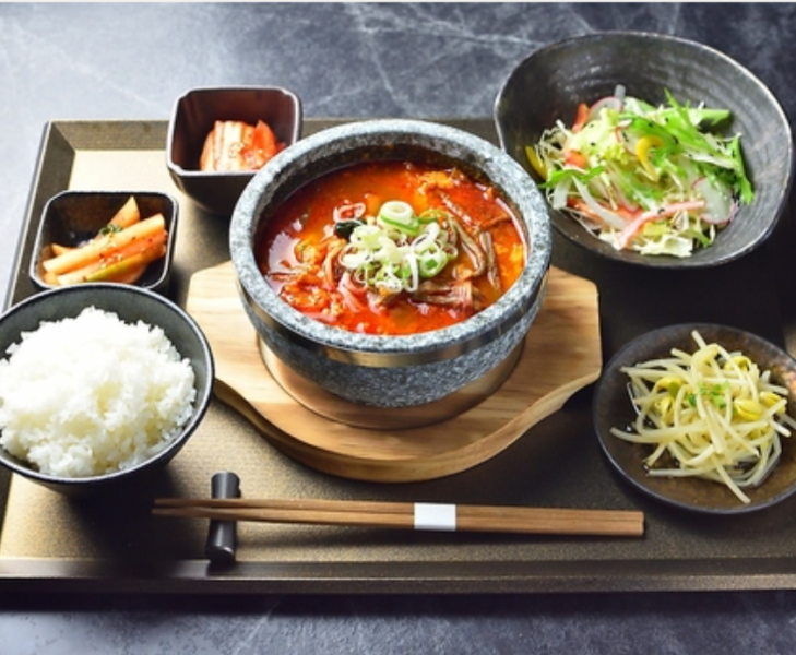 【コスパ◎上品でお得なランチメニュー豊富な17種類】お写真はユッケジャンスープ定食1180円