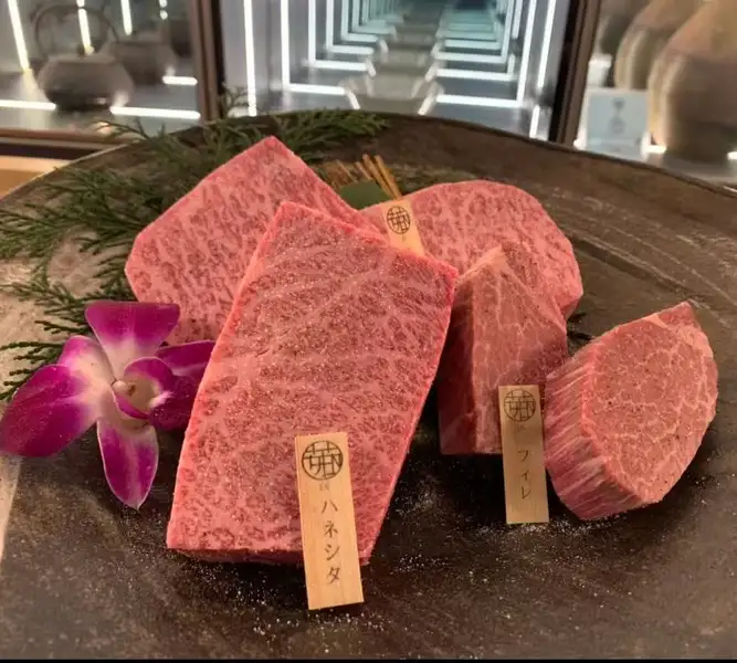 シャトーブリアンの厚切りステーキ　150g 12,800円(税込)
