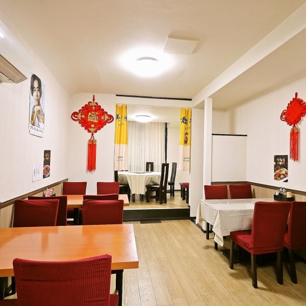 ≪店内雰囲気≫店内は本場中国の雰囲気を感じられる落ち着いた空間。円卓を囲んで楽しむスタイルは、会話も弾み、団らんのひとときにぴったり。四川・東北料理の香りが漂う中、ゆったりとした時間をお過ごしいただけます。カジュアルながらも品のある内装で、女子会や記念日、接待などにもおすすめです。