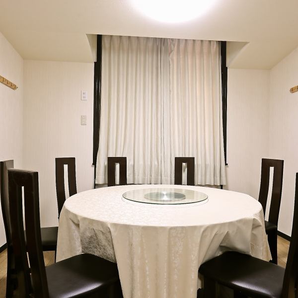 ≪店内席数≫当店は総席数52席をご用意。1階・2階に分かれた広々とした店内には、6～12名様で利用可能な円卓個室も完備。宴会は最大28名様まで着席可能で、貸切は20～40名様まで対応可能です。会社宴会や家族の集まり、地域の会合など、さまざまなシーンに柔軟に対応できる空間設計となっております。