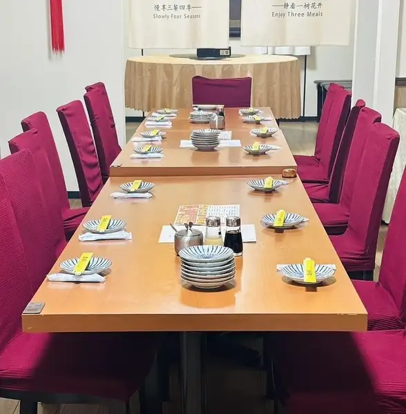 ≪店内雰囲気≫店内は本場中国の雰囲気を感じられる落ち着いた空間。円卓を囲んで楽しむスタイルは、会話も弾み、団らんのひとときにぴったり。四川・東北料理の香りが漂う中、ゆったりとした時間をお過ごしいただけます。カジュアルながらも品のある内装で、女子会や記念日、接待などにもおすすめです。