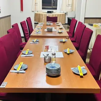 我们宽敞的餐桌座位非常适合与家人朋友轻松用餐。您可以放松身心，尽情享用正宗的中国美食，而无需担心周围的人。祝您玩得愉快！