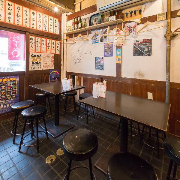 内装はレトロな雰囲気のくつろぎの空間◎店主自ら仕入れる食材へのこだわりが料理やお酒にも反映され、訪れる人に特別感を演出します☆アクセスも便利で西長堀駅5出口から徒歩約5分♪宴会からデートまで幅広いシーンに対応◎自慢のおでんや地酒で彩る時間が魅力です★ぜひ、ご気軽にお越しください。