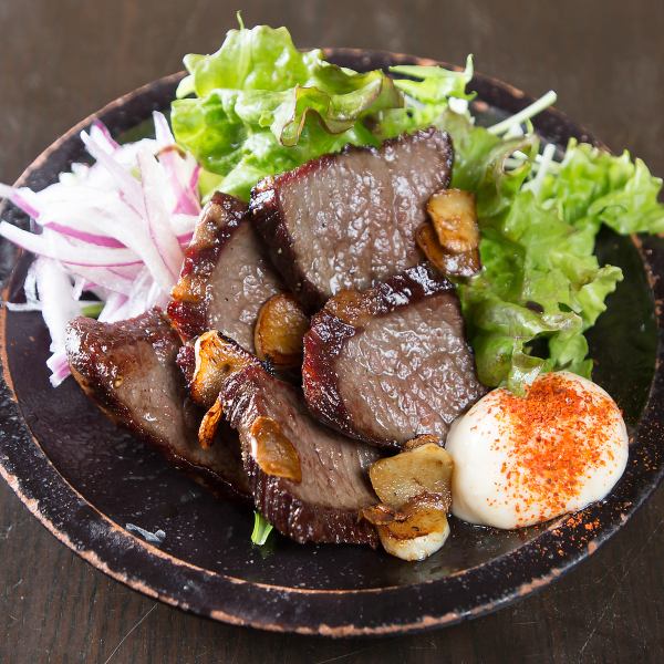 ジューシーに干し、旨みを凝縮。濃厚な脂の香りが広がる「黒毛和牛の干し肉炙り」