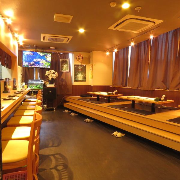 We have 8 seats at the counter, one table seat for four people, and three digging tatatsu mats.Please use according to the scene.It can be reserved for more than 25 people.Please feel free to contact us if you wish.
