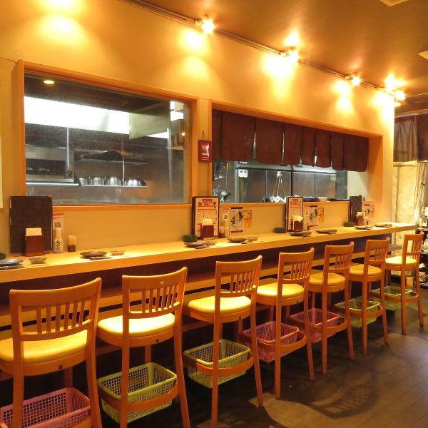 Eight counter seats are available.A counter with raised chairs like a bar counter.Even when you want to talk slowly.