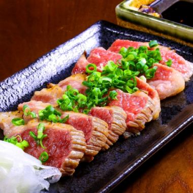 《丰后牛肉tataki》将丰后牛肉切成厚片，口感柔软、香喷喷的，口感极佳！