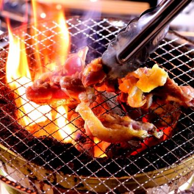 【享受店主講究的當地雞肉】彈性的口感和多汁的肉汁不要錯過......“炭烤特產雞肉”1000日元~