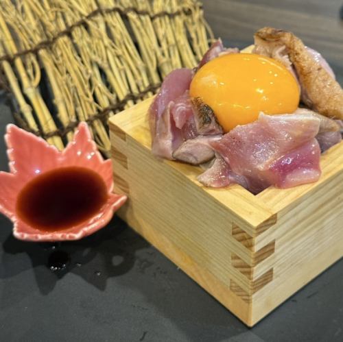 鳥モモ肉のレアユッケ