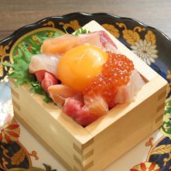 木盒海鮮拼盤佐鮭魚籽