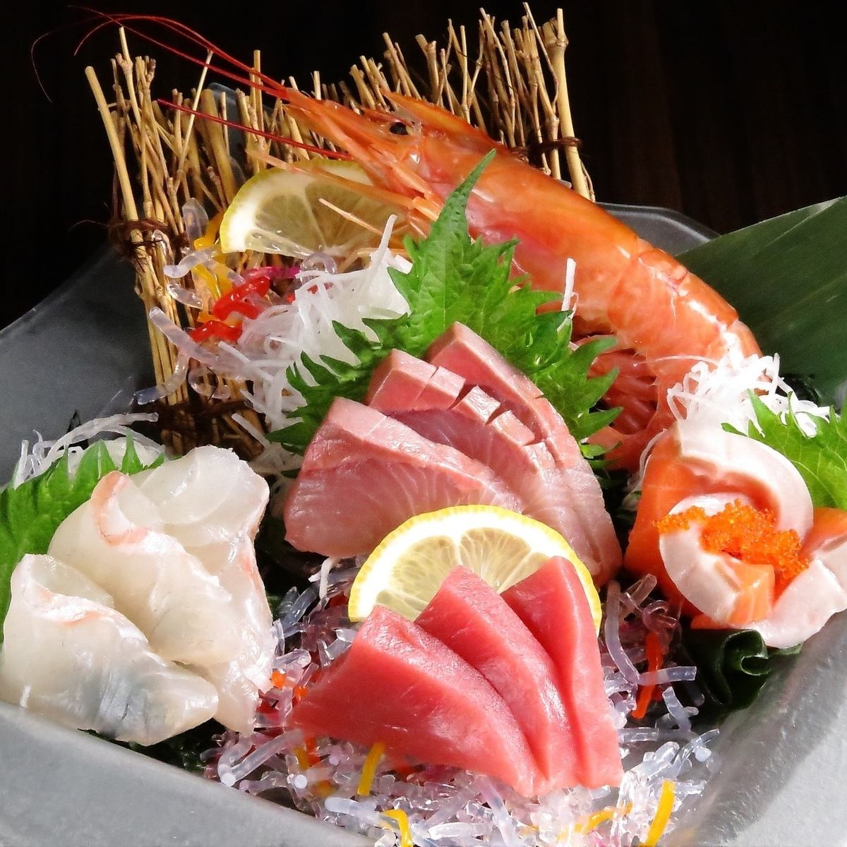 Fresh and seasonal sashimi assorted with plenty of meat!