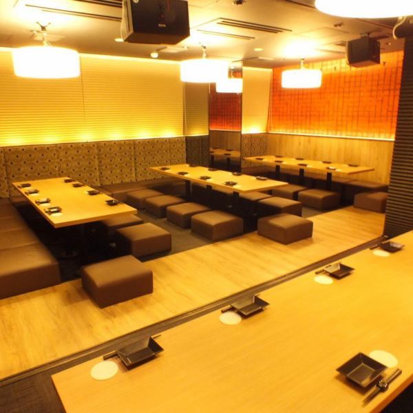 【個室完備】 ご宴会は『楽蔵‐RAKUZO‐ 仙台青葉通り店』にお任せください！大人数様向けの大型個室では、ゆったりとした楽しいひと時をお過ごしいただけます。中小規模のお食事にピッタリの個室もご用意しているので、ご家族でのご利用や仲間内の飲み会にも。