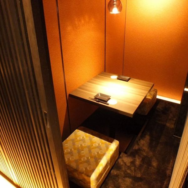 【デート・女子会にも】店内は和モダンでくつろげる空間。落ち着いた雰囲気の個室でゆったりとお過ごし頂けます。デートや記念日、接待などプライベートな飲み会にご利用ください。疲れた足を伸ばしながらお食事をお愉しみいただけます。