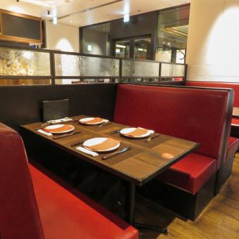 We have spacious table seats that can be used by 2 or more people.Basically, it is a seat for 4 people, but it is possible to move the seat in some cases.Please feel free to contact us ♪
