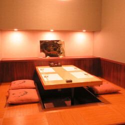 店内奥に掘りごたつ個室がございます！ゆったりとお寛ぎ下さい！