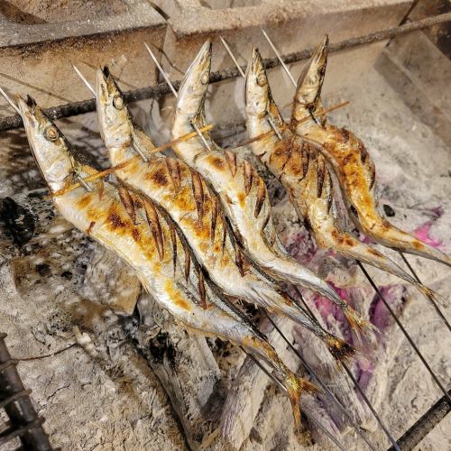 Hokkaido charcoal grilled raw saury