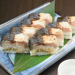 Grilled mackerel pressed sushi (4 pieces / 8 pieces)