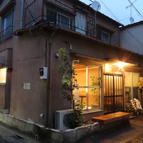 【写真映えする落ち着いた店内♪】古民家を改装した当店は、隠れ家的な雰囲気が心を和ませます。改装時から特にこだわった暖かな照明が作るリラックス空間は、女子会や友人とのひとときにぴったり。また、写真映えする内装は、思い出を残したくなる魅力がいっぱいで、ぜひ皆様でシェアしてください！