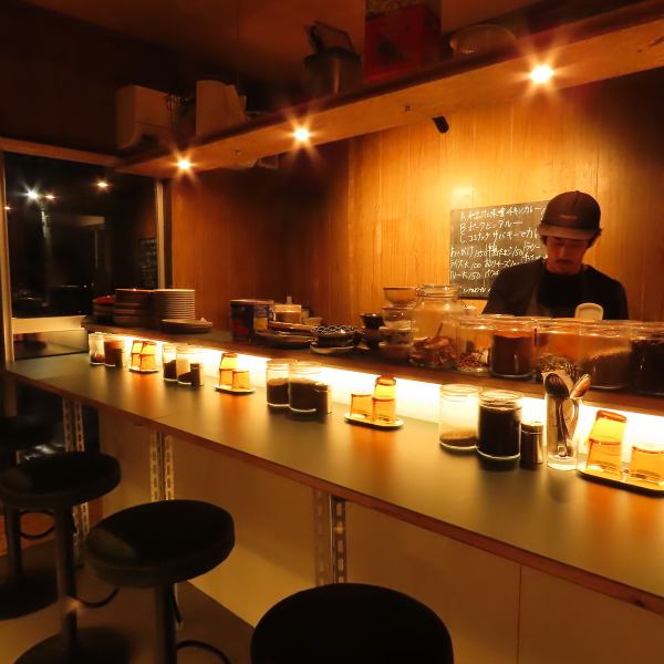 【最寄り駅から徒歩3分！】温かみのある内観の当店は、カウンター席が7席あり、ひとりでも少人数でも安心して利用できます♪駅から徒歩3分のアクセスの良さで、仕事の後やお出かけついでにサッと寄れるのが嬉しいポイント。ランチメニューも豊富で、1日の活力になること間違いなし！