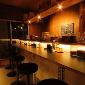 我们有七个吧台座位，即使是独自用餐的客人也能舒适地坐着！