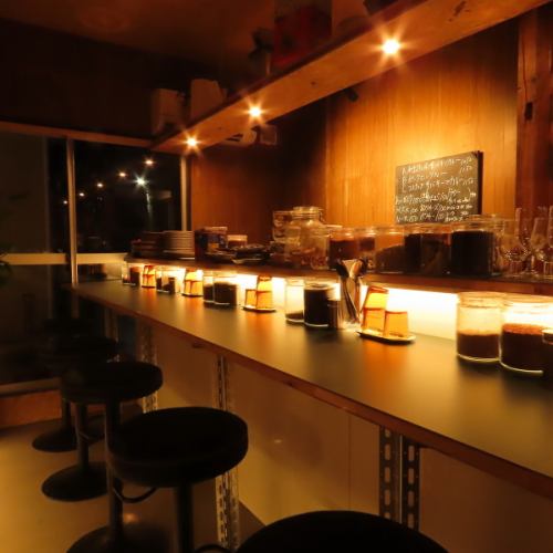 我们有七个吧台座位，即使是独自用餐的客人也能舒适地坐着！