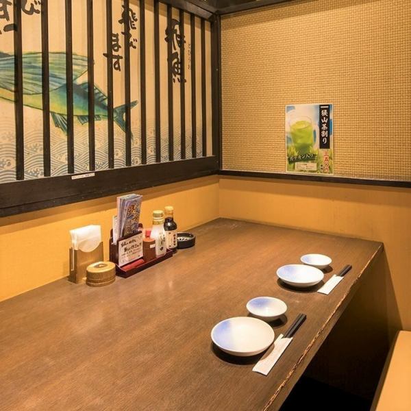 [Exclusive for 2 people | Relaxing in side-by-side seats] We have a "Couple private room" recommended for couples and married couples.The calm Japanese-modern space is perfect for an adult date.You can spend a relaxing time together, so please use it for meals at Oji.