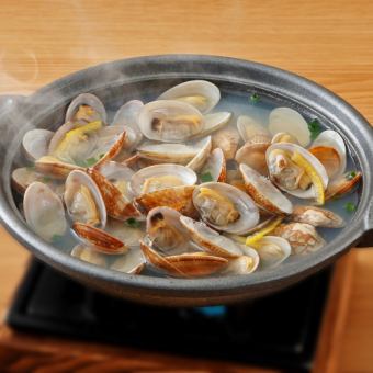 Yuzu-scented clams steamed on a ceramic plate