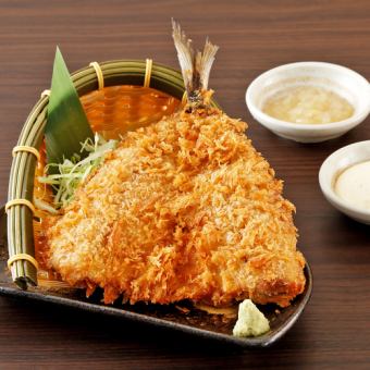 <Nagasaki Prefecture> Large fried horse mackerel with Setouchi lemon tartar sauce / <Hokkaido> Deep-fried sushi flounder