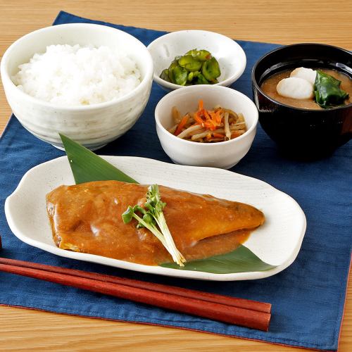 Mackerel simmered in miso set meal
