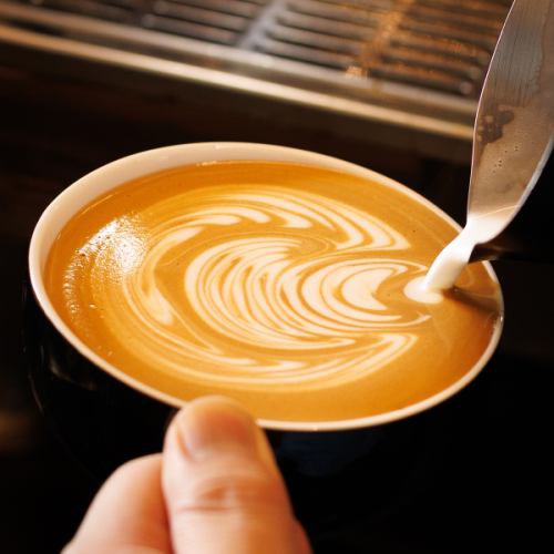 【熟練の技が光るこだわりのラテアート】