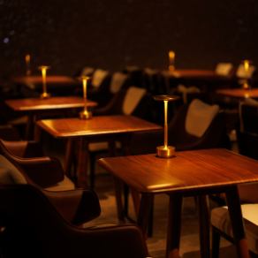 幹事様必見！大人数でのご宴会やパーティーに最適な広々とした空間をご用意しております。目玉は壁一面に広がる巨大なプロジェクター。大迫力の映像演出で、イベントや打ち上げを鮮やかに彩ります。シェフが腕を振るう自慢の大皿料理を皆様でシェアしながら、賑やかで楽しいひとときを心ゆくまでお過ごしください。