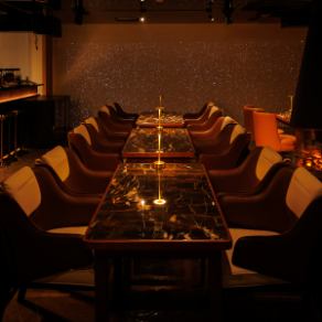 間接照明が優しく灯る店内は心地よく落ち着いた明かりに包まれた癒やしの空間。洗練された大人の雰囲気は日常の喧騒を忘れさせます。周囲を気にすることなく大切なお話に集中していただけるお席も完備しており、接待や記念日にも大変人気です。上質な寛ぎの中で至福のひとときを。