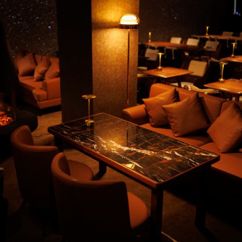 【～5名様向けソファー席◎】ゆったりと寛げる広々としたソファー席は、女子会や合コン、大切な接待など、あらゆるシーンに華を添える特等席です。居心地の良さを追求したお席は会話をさらに弾ませます。リラックスできる上質な空間で日常の喧騒を忘れ、至福のひとときを心ゆくまでお過ごしください。