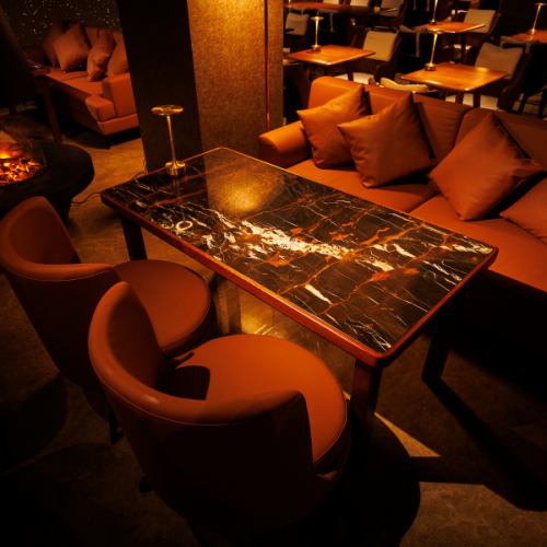 女子会やグループでの集まりならシェフ自慢の創作料理を！間接照明が心地よく灯る店内で、リラックスしたお喋りタイムをお過ごしください。特にゆったり過ごせるソファ席は大変人気のため、事前の予約が必須です。焚火の温かな灯りに癒やされながら、賑やかな夜を。