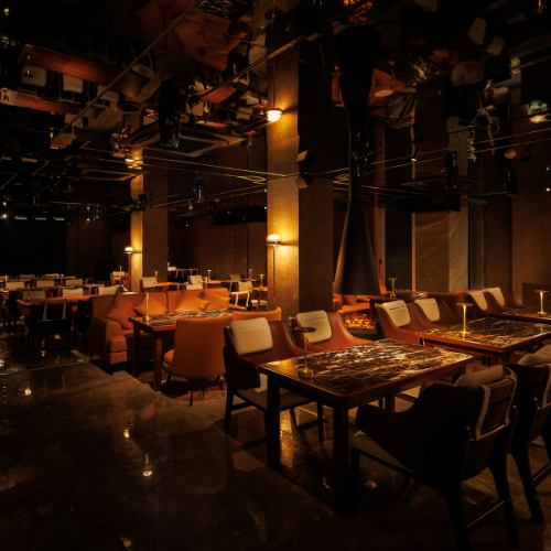 【貸切大歓迎◎】 ご要望に応じて貸切プランもご用意可能♪立食最大120名♪広々とした店内には、大人数でのご宴会に最適な大空間をご用意しております。目玉は壁一面を彩る巨大プロジェクター。自然と会話も弾みます。間接照明が演出する心地よい雰囲気の中で、一体感のある楽しい会を。大人数での集まりはぜひ当店へ。