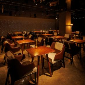 【幹事様応援】店内を丸ごと貸し切って、焚火の灯りに包まれる贅沢なひとときを。ご予算や人数、お料理の内容など、ご要望に応じて柔軟にカスタマイズ可能ですのでお気軽にご相談ください。間接照明の柔らかな光が心地よい空間は、大切なご友人との特別な集まりに最適！シェフ特製の絶品料理を囲みながらお楽しみください。