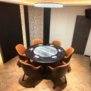 【4~6名名様向けの完全個室】大切な方をお招きするシーンに最適な、完全プライベート個室を完備しております。周囲の喧騒を感じさせない静謐な空間は、重要なお話やご会食に最適です。細部まで行き届いたおもてなしと、厳選された旬の料理をゆったりとご堪能ください。特等席で贅沢なひとときを。