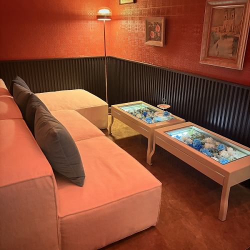 【2~4名様向けの半個室】お誕生日や女子会など、特別な日の集まりを彩る華やかなお席をご用意しました。周りのお客様を気にすることなく、心ゆくまで会話とお食事をお楽しみいただけます。プライベート感溢れる広々としたお席で、思い出に残る素敵な時間を。人気のお部屋につき予約はお早めに。