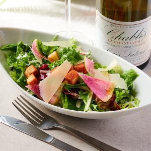 ロメインレタスのシーザーサラダ、温玉のせ