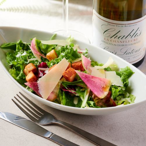 ロメインレタスのシーザーサラダ、温玉のせ