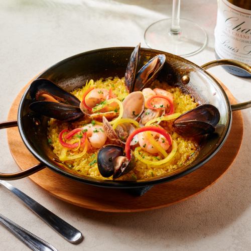 サフラン香る魚介のパエリア