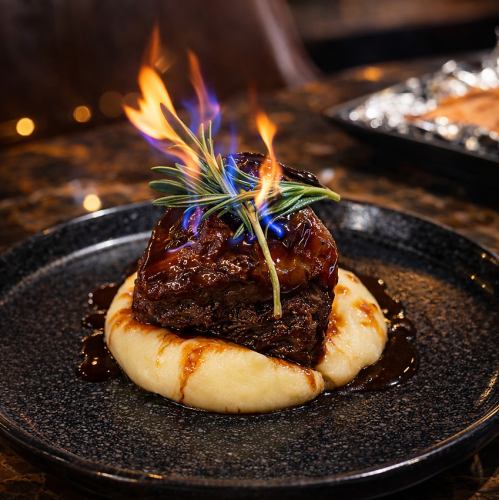 牛頬肉の赤ワイン煮込み -燃えるハーブの香り-
